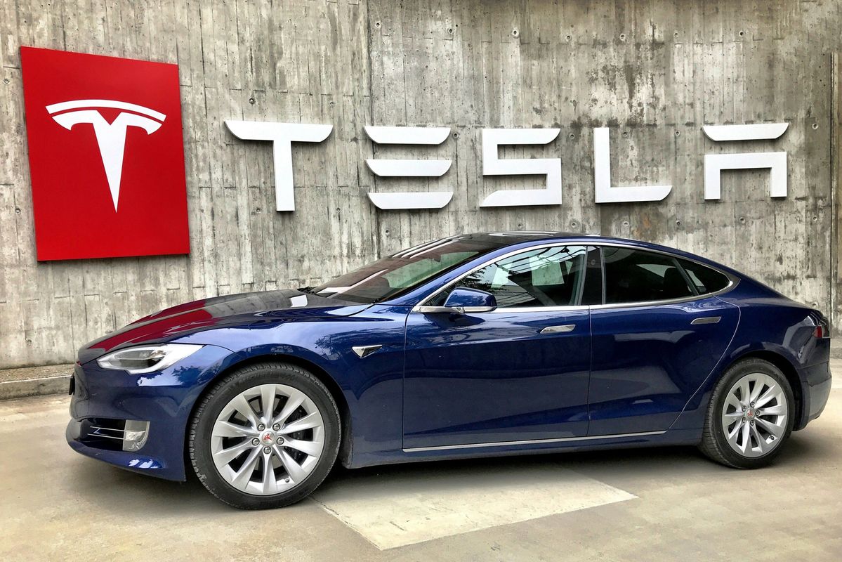 tesla-fans-schweiz-2swaWy4Xhb0-unsplash (1)