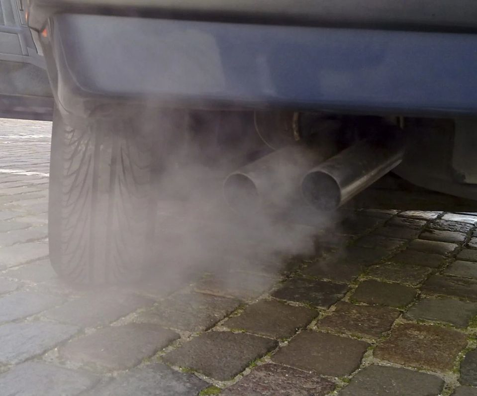 Automobile_exhaust_gas-1536x1275