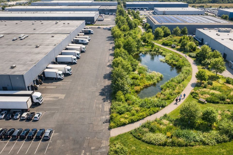 Bedrijventerrein voor en na de vergroening (AI gegenereerd)