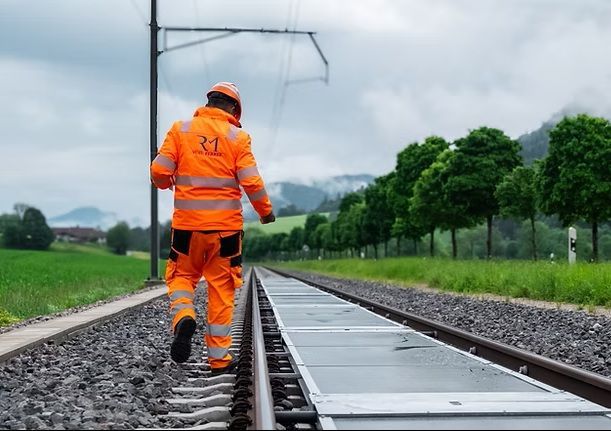 Een baanwerker inspecteert de pv tussen de rals. Foto Credits SNCF + Sun-Ways