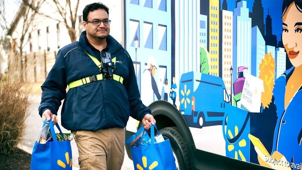Een medewerker van Walmart InHome bezorgt boodschappen aan huis. Foto Courtesy of Walmart