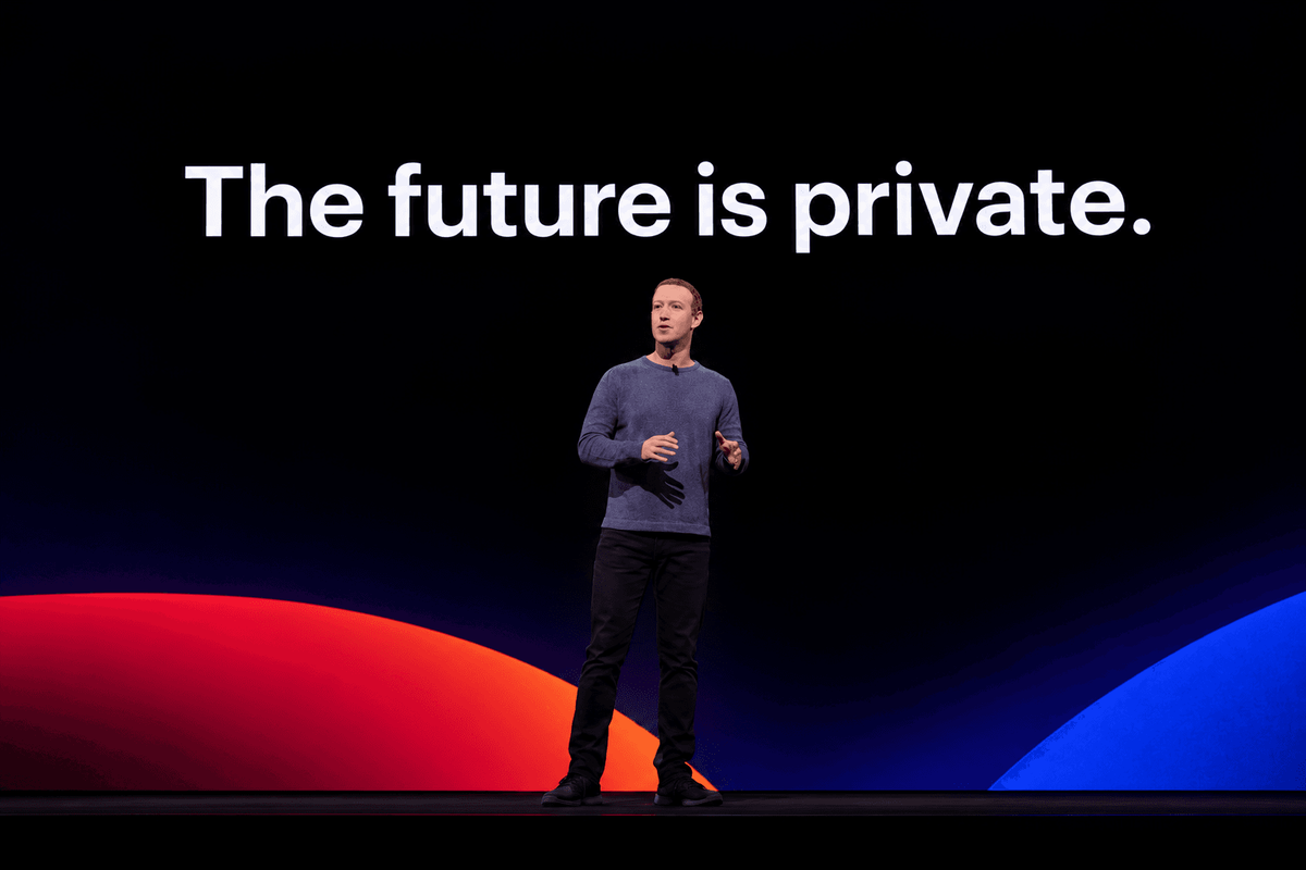 Mark Zuckerberg tijdens de F8-conferentie in 2019, met achter zich Facebooks privacybelofte. Credits Meta Facebook