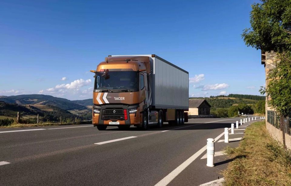 RenaultTrucksModelYear2025-SmartRacerontheroad_0.jpg-ezgif.com-webp-to-jpg-converter