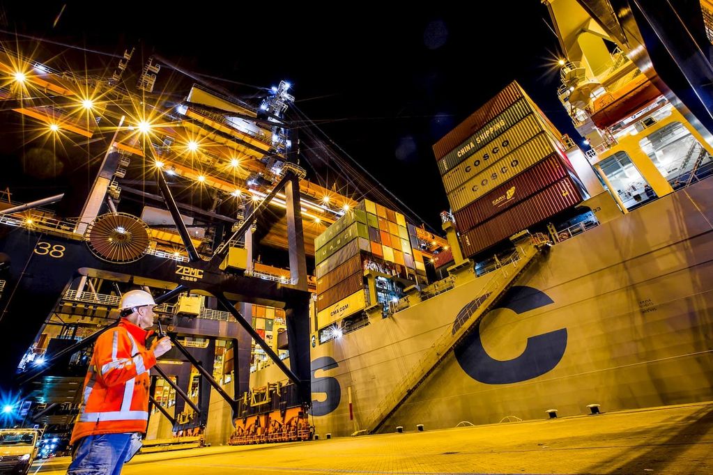 Schip lossen in de haven van Rotterdam Foto Eric Bakker 2020