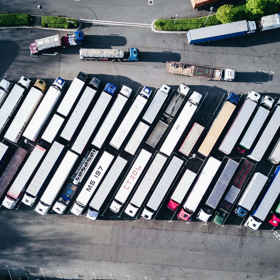 Truckparkeerplaats. Foto Nigel Tadyanehondo (Unsplash free)