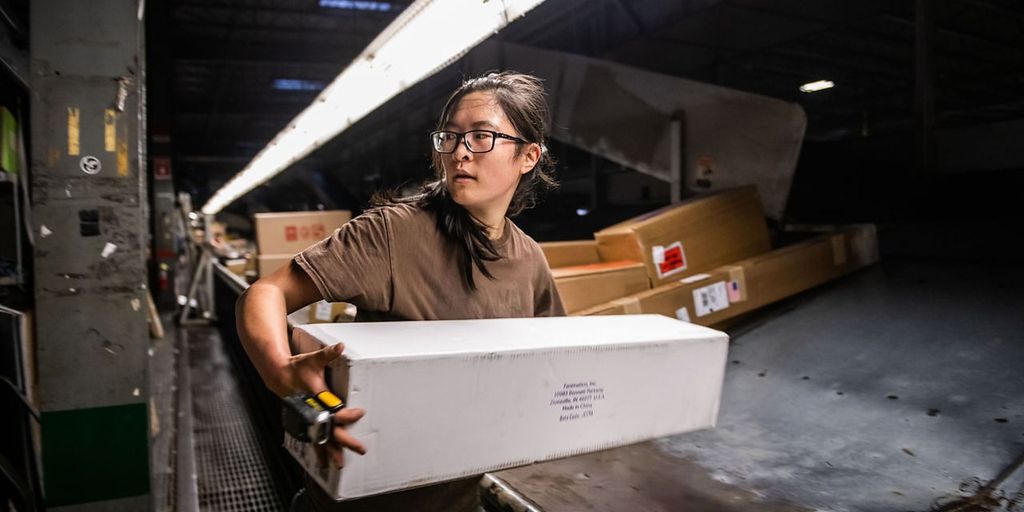 UPS female package handler - Copyright UPS (brand.ups.com)