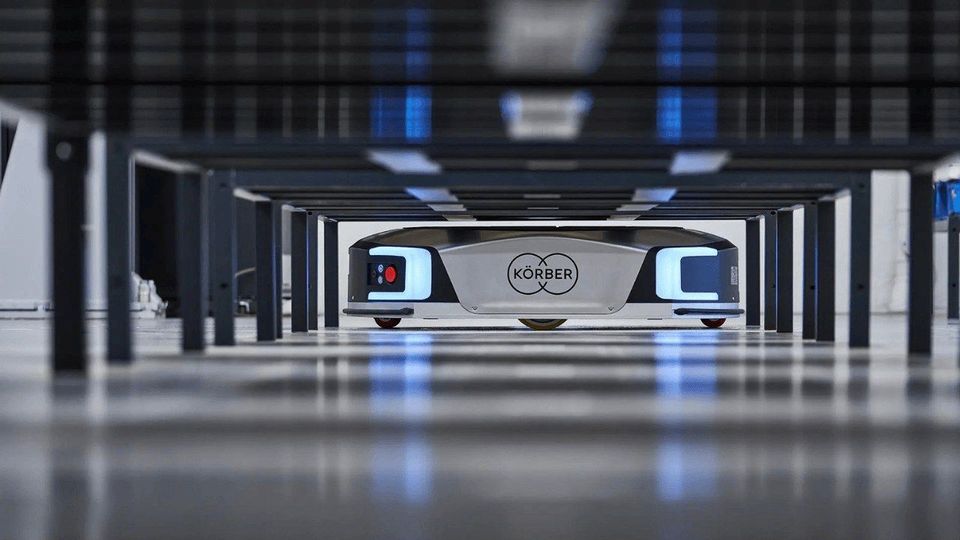Körber AMR-robot rijdt onder stellingkast door in magazijn.