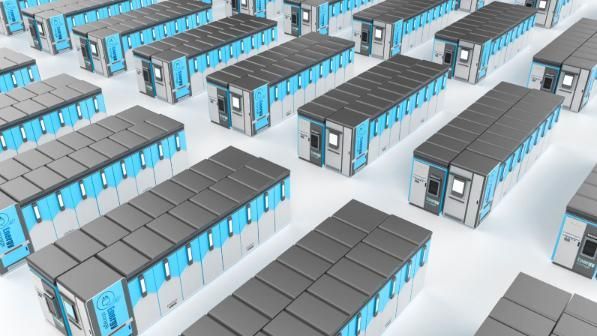 Rijen Battery Energy Storage Systems in een grote opstelling