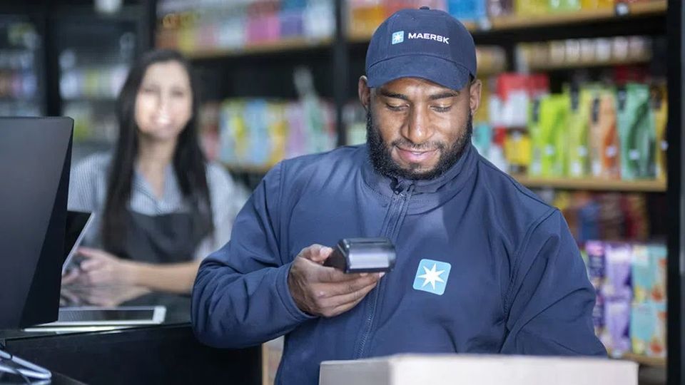 bezorger-scanner-pakket-winkel-maersk
