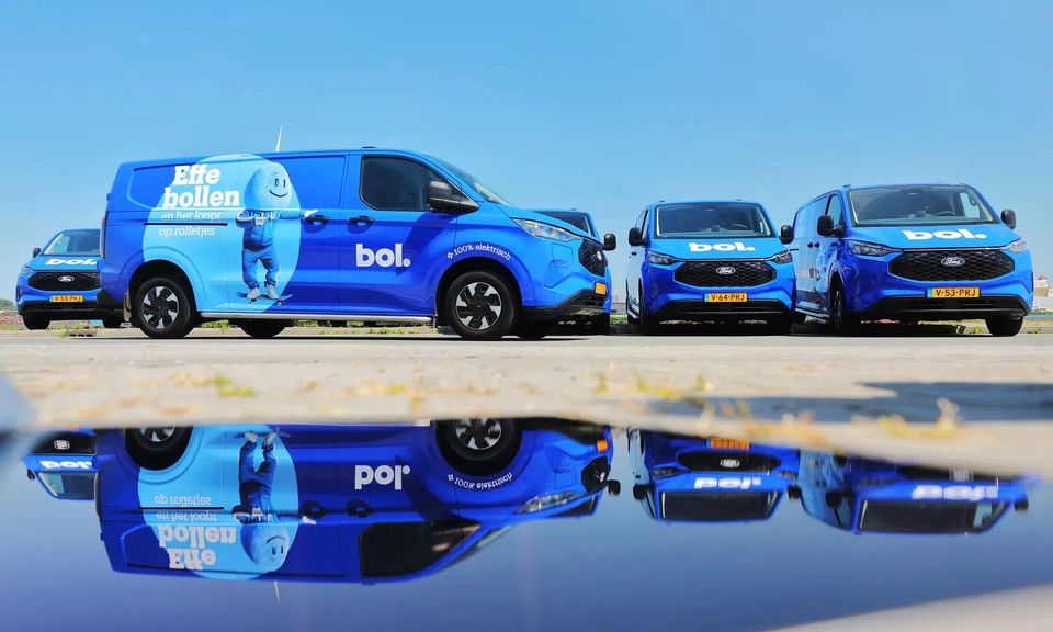 blauwe-elektrische-bestelbussen-weerspiegeling-amp-re