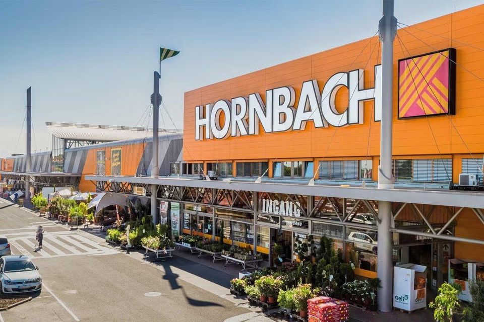 Oranje gevel van HORNBACH bouwmarkt met ingang en tuincentrum.