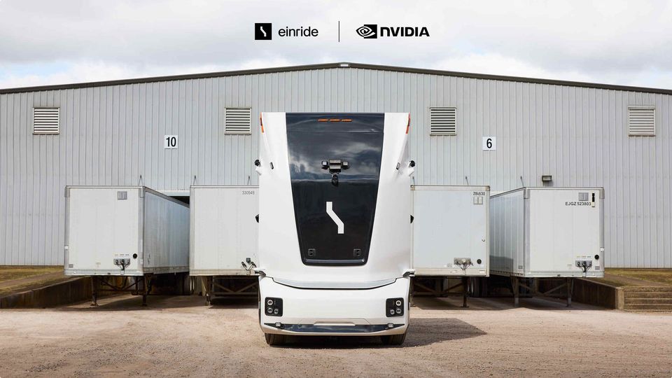 Cabineloze autonome Einride-truck van voren gezien voor laaddocks.