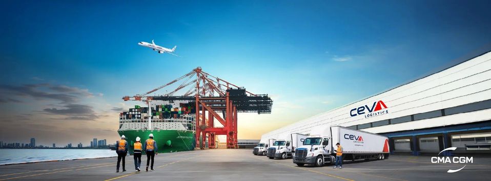 Composietbeeld met containerschip, vrachttoestel en CEVA Logistics vrachtwagens bij havenkade.