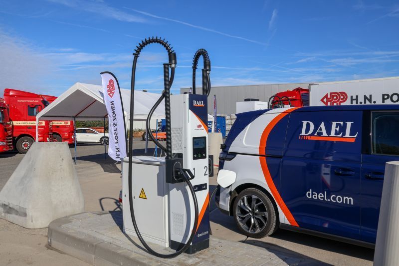 DAEL-bestelbus laadt op aan laadpaal bij H.N. Post en Zonen