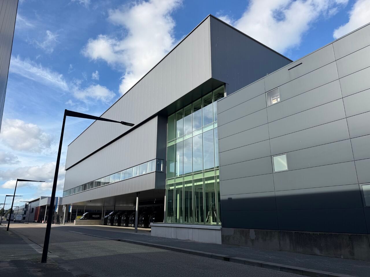 Buitenaanzicht distributiecentrum Nelson Schoenen Hoofddorp na uitbreiding.