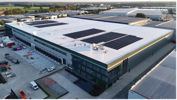 Luchtfoto distributiecentrum Logicor Venray met zonnepanelen op dak.