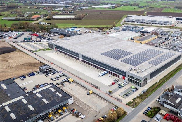 Luchtfoto van groot distributiecentrum met zonnepanelen op dak in Bemmel.
