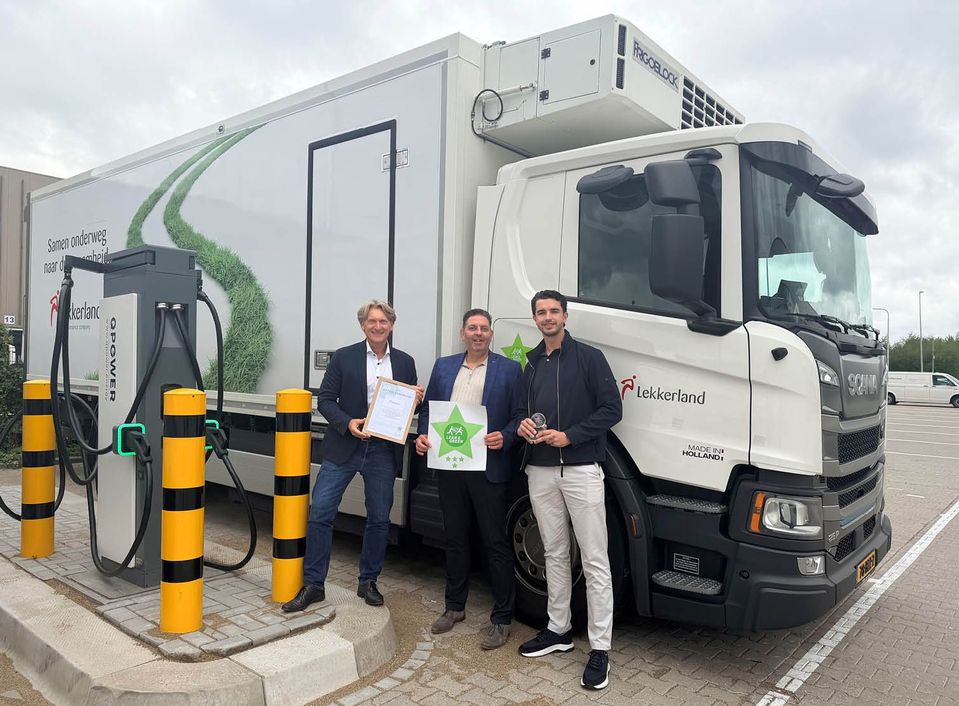 Drie mannen tonen Lean & Green STAR-award voor elektrische Lekkerland-vrachtwagen.