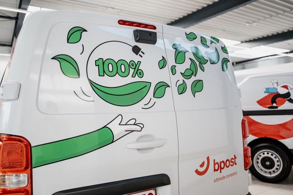 Achterkant witte elektrische bestelbus met 100% elektrisch logo van bpost.