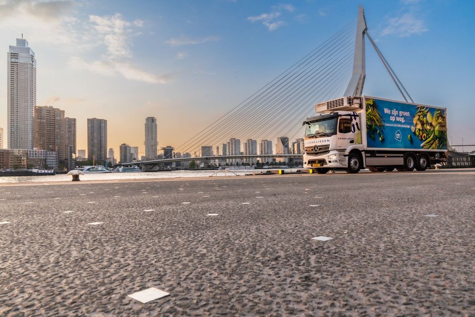 Elektrische Albert Heijn vrachtwagen op de Erasmusbrug in Rotterdam.