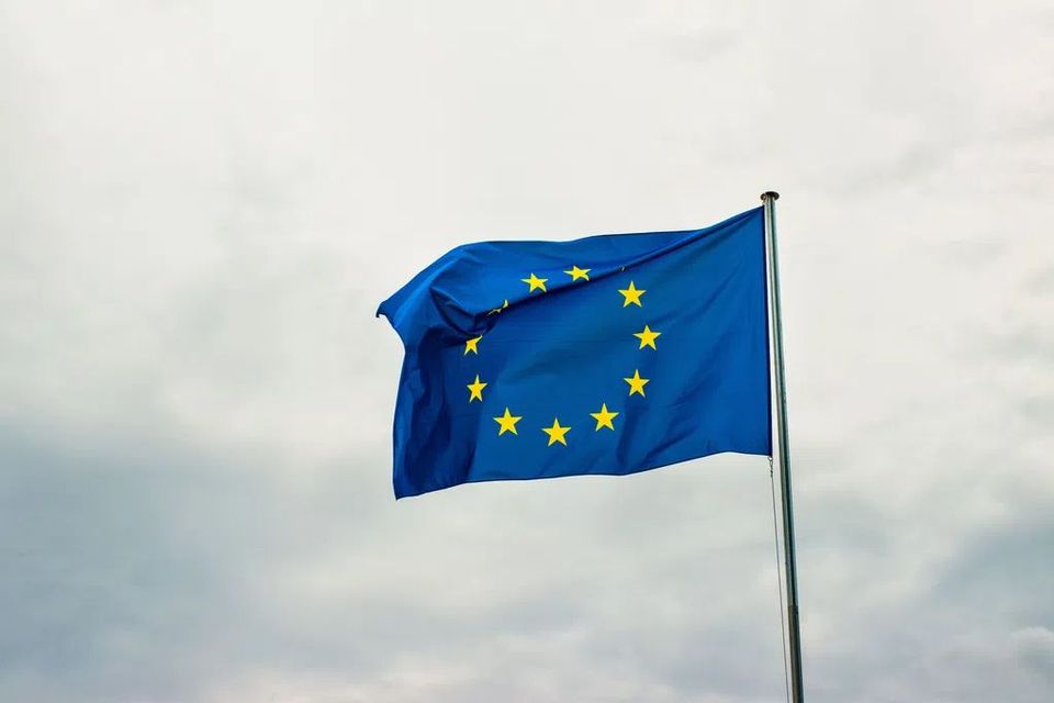 europese-vlag-wapperend-bewolkte-lucht