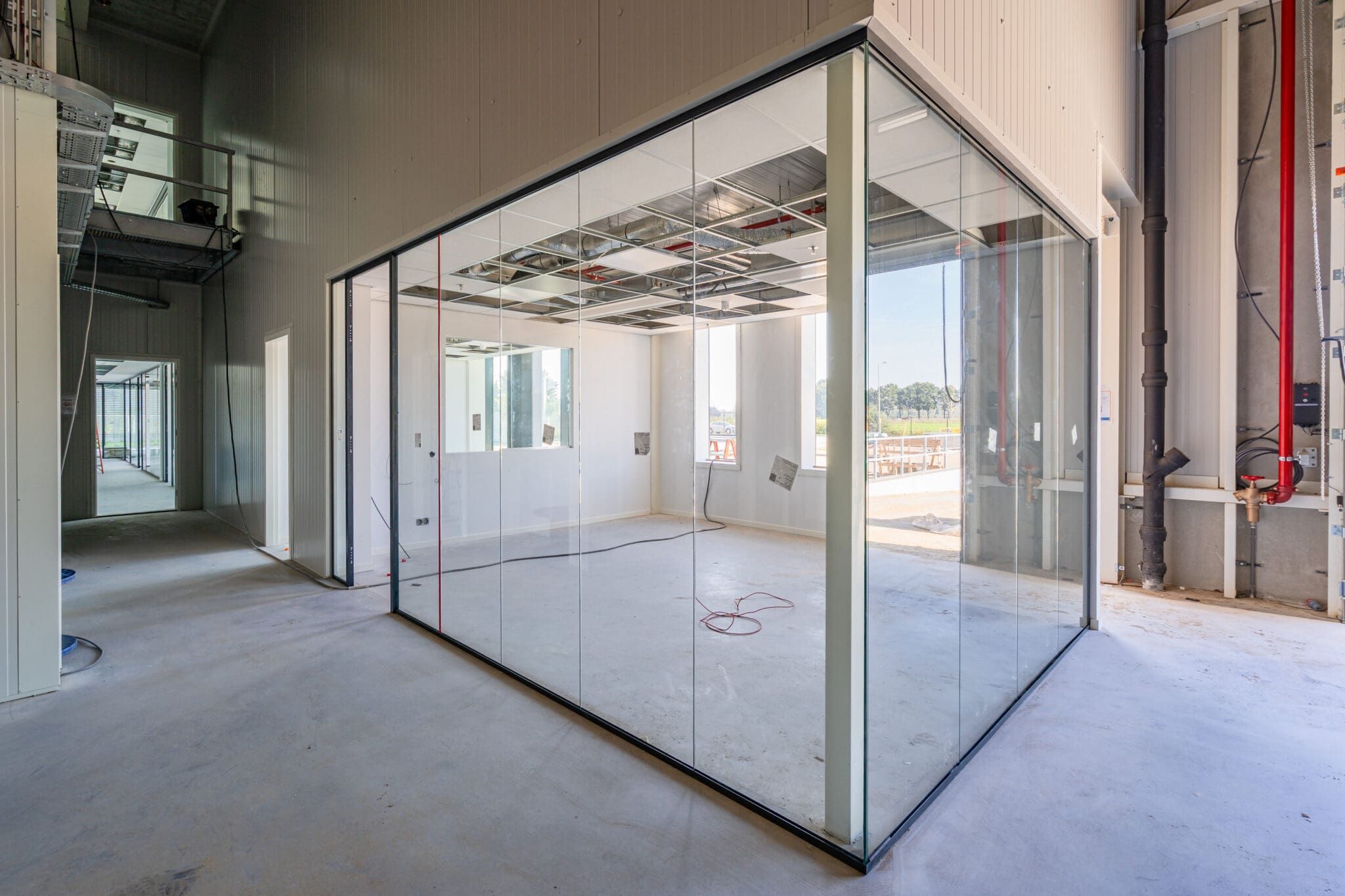 Glazen wanden kantoorruimte distributiecentrum Venray in aanbouw