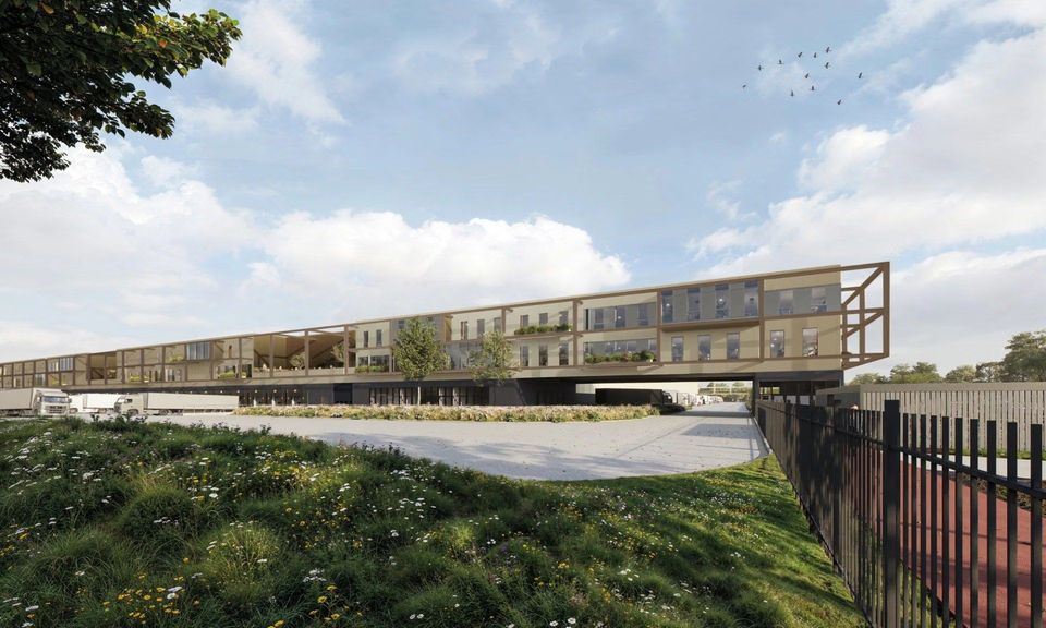Architectuurimpressie van nieuw distributiecentrum in Lelystad met groen en vrachtwagens.