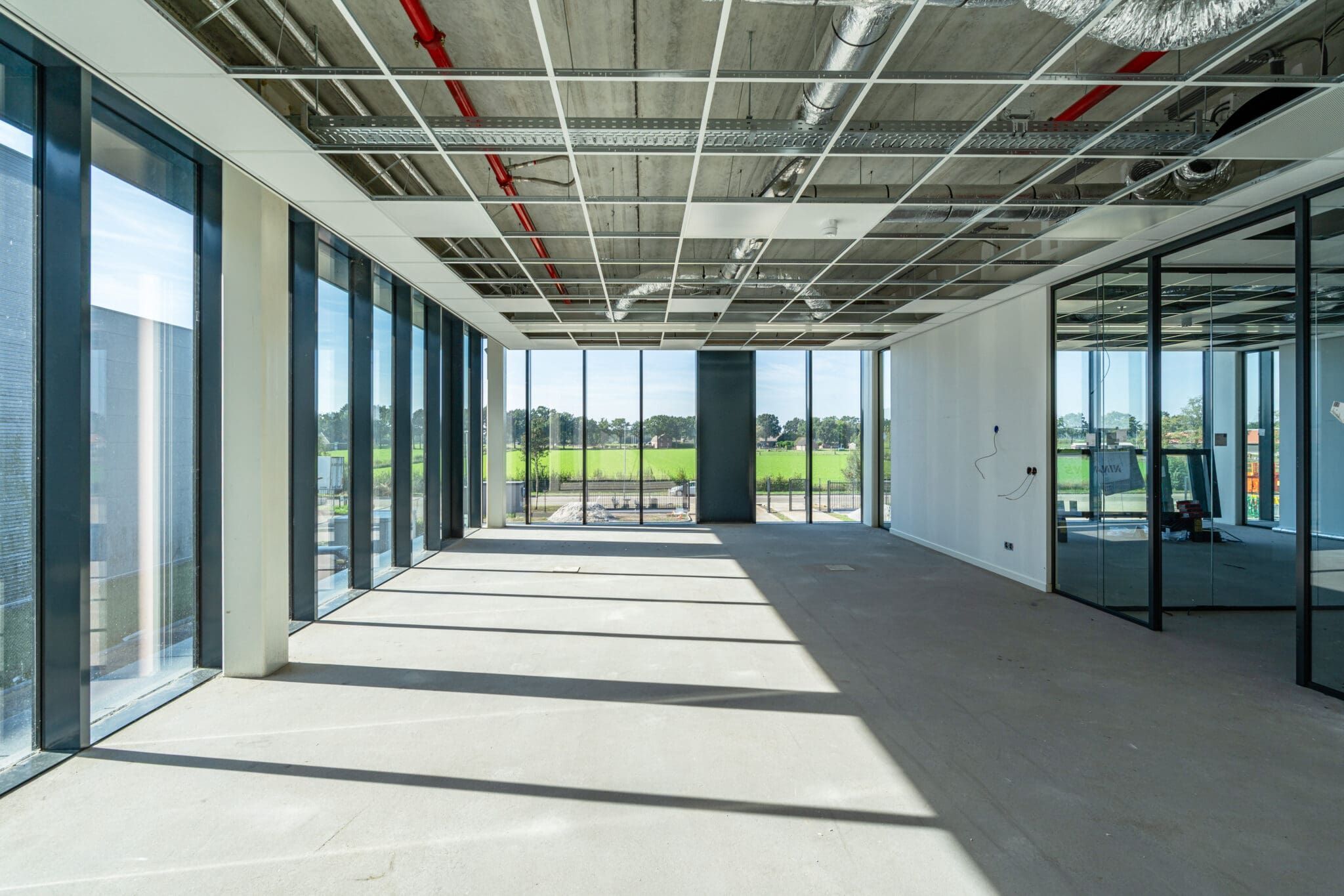Lege kantoorruimte met glasgevel distributiecentrum Venray