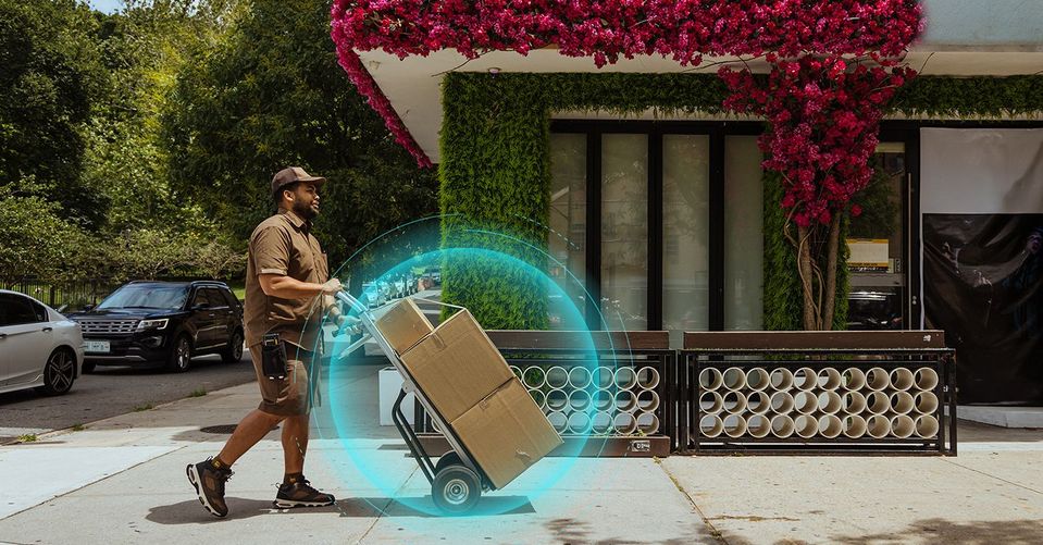 UPS-bezorger met steekwagen en dozen, digitale beveiligingsring overlay.