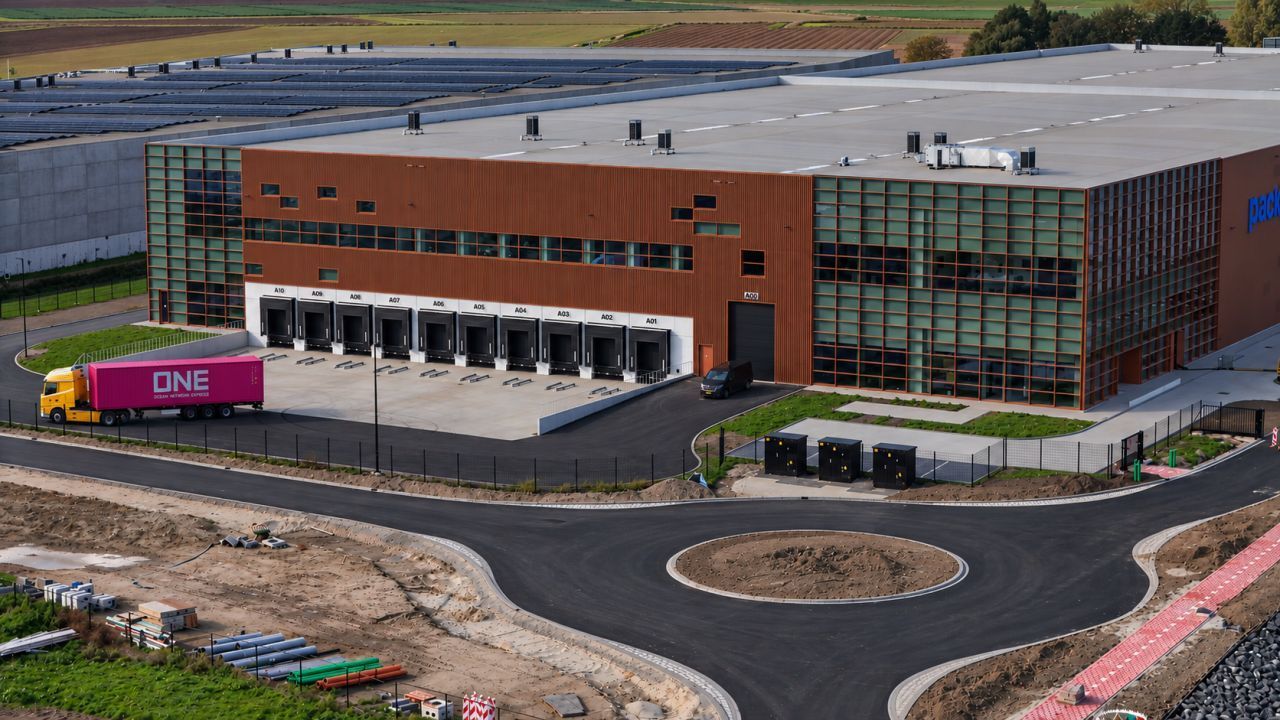 Laaddocks Packit-gebouw Puttershoek met vrachtwagen op voorterrein