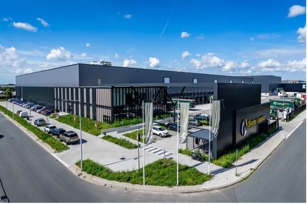Luchtfoto van modern logistiek centrum met parkeerterrein in Berkel en Rodenrijs.