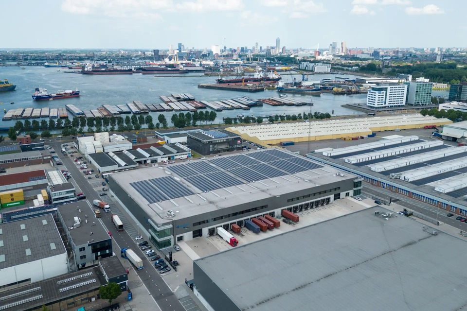 Luchtfoto van logistiek complex met zonnepanelen in Rotterdamse Waalhaven.