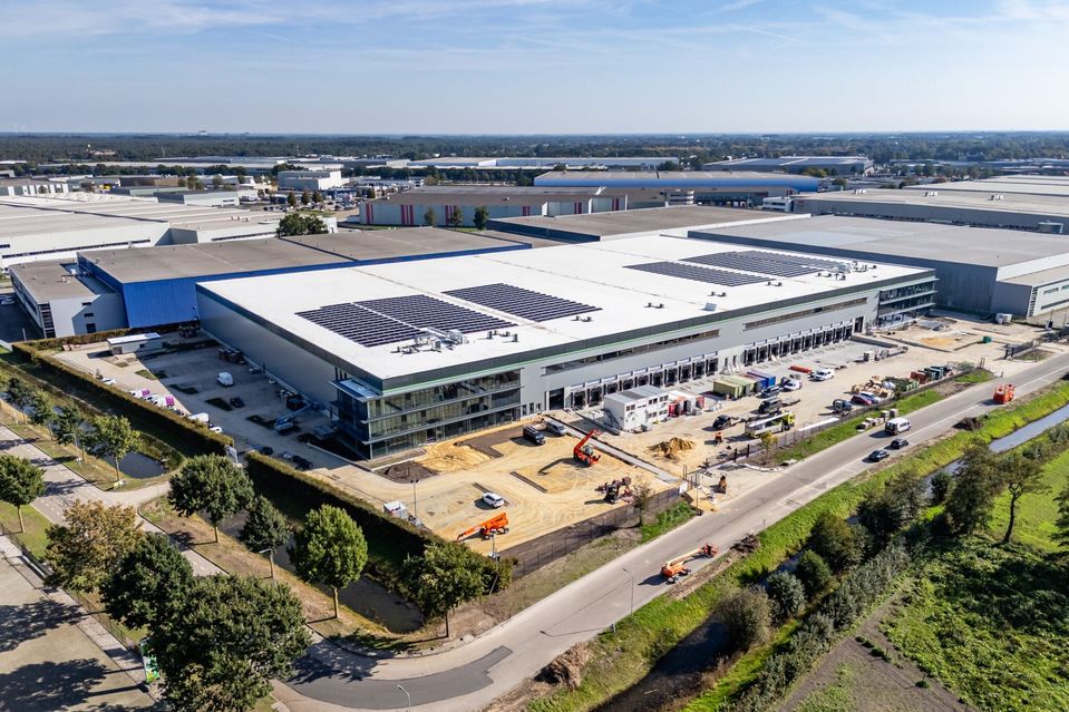 Luchtfoto van nieuw distributiecentrum met zonnepanelen op dak in Venray.