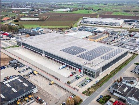 Luchtfoto van groot distributiecentrum met zonnepanelen op dak in Bemmel.