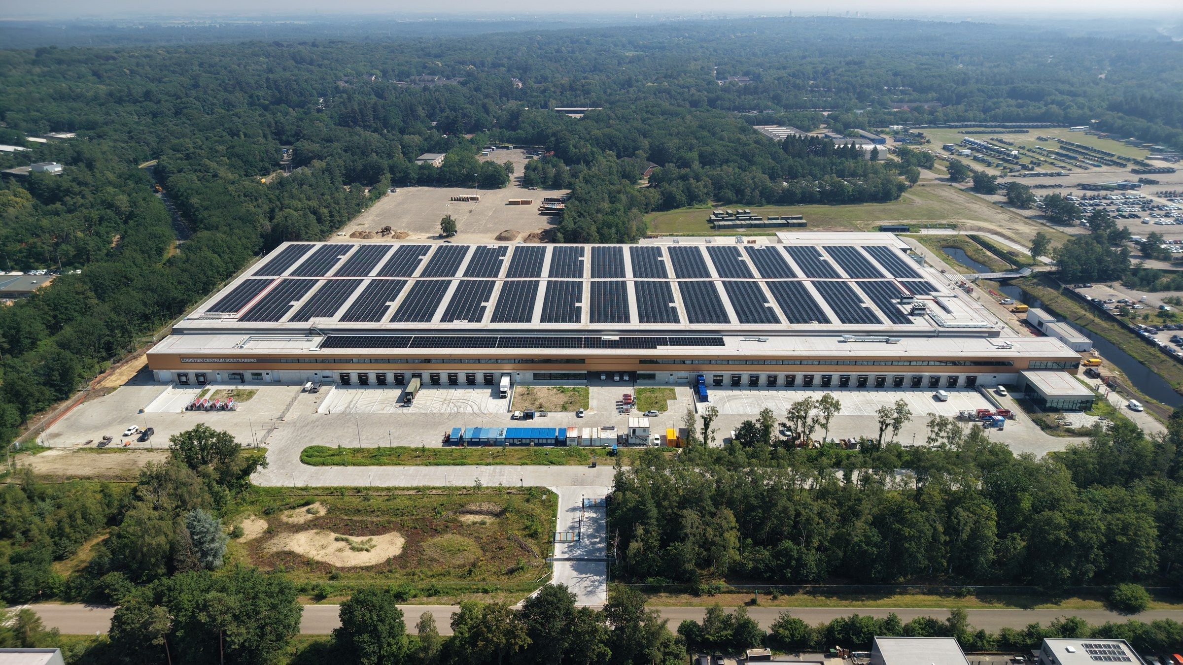 Luchtfoto van het Logistiek Centrum Soesterberg met zonnepanelen op dak