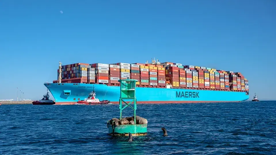 maersk-essen-entering-port-of-los-angeles-harbor_1024x576