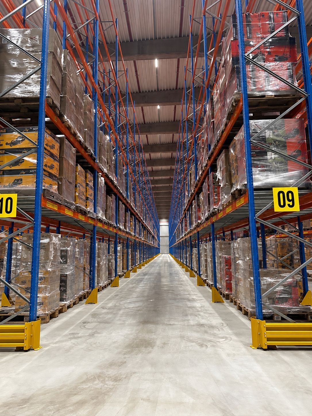 Palletrekken in nieuw magazijn Van Moer Logistics Beringen