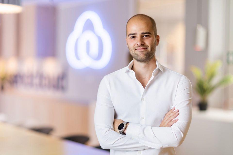 Portret van Rob van den Heuvel, CEO Sendcloud, armen gekruist voor bedrijfslogo.