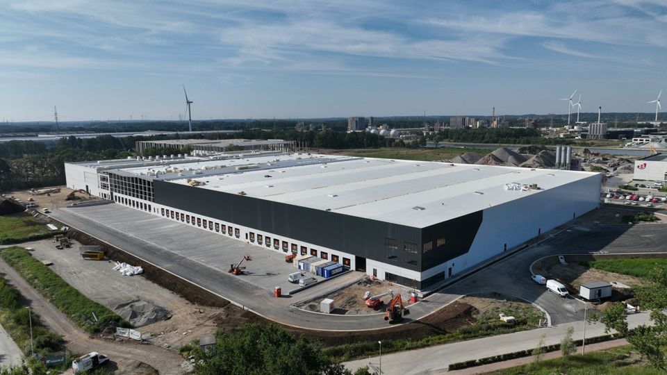 Luchtfoto van groot nieuw magazijn met laaddocks in Beringen.
