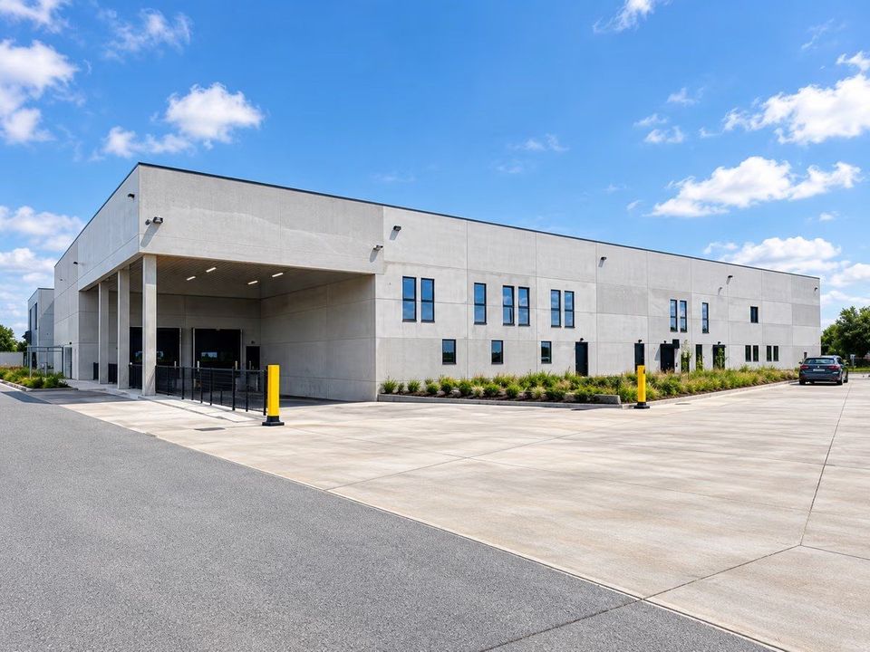 Gevel en voorplein van het nieuwe distributiecentrum van Bpost in Maldegem.