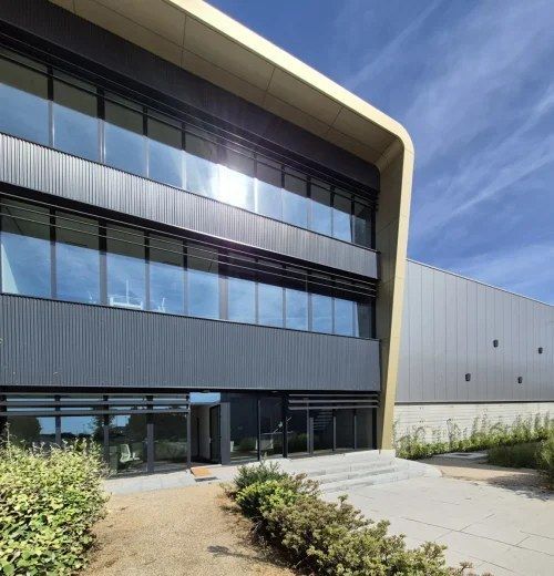 Moderne glazen gevel van nieuw logistiek centrum in Gouda.