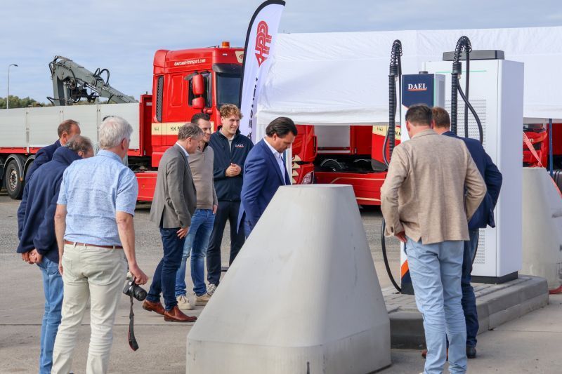 Groep mensen bij opening laadplein DAEL en H.N. Post en Zonen