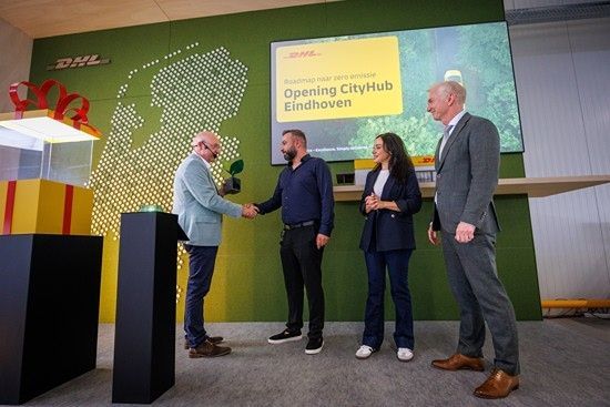 Overhandiging duurzaamheidstrofee bij opening DHL CityHub Eindhoven