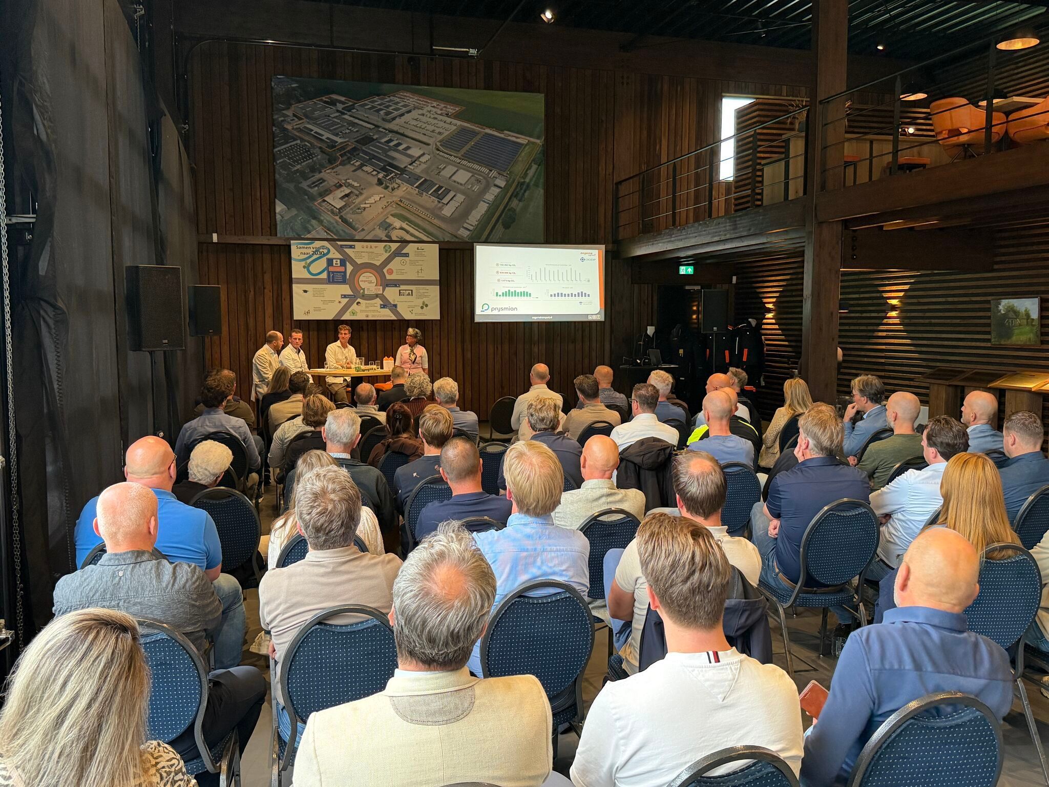 Publiek luistert naar sprekers tijdens opening laadplein P27 Dedemsvaart
