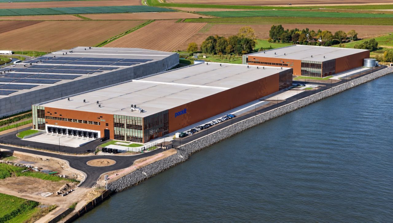 Luchtfoto Packit-gebouw aan het water in Puttershoek