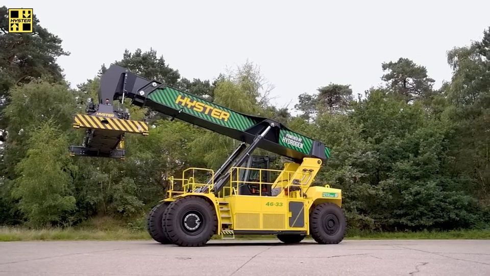 Gele Hyster waterstof ReachStacker met spreader, opgesteld buiten.
