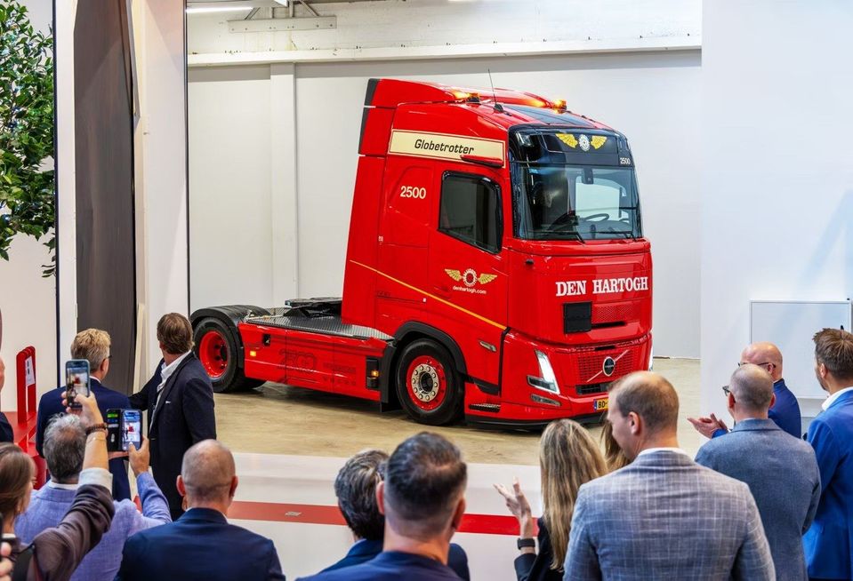 Rode Volvo FH Aero trekker met opschrift Den Hartogh nummer 2500 bij onthulling.