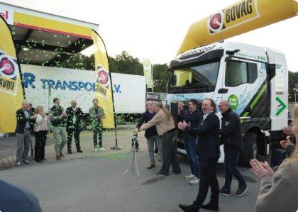 Groep mensen bij waterstoftruck tijdens startceremonie met confetti.