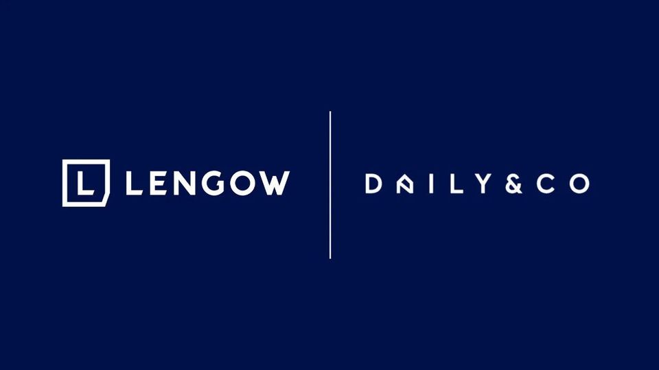 Logo's van Lengow en DAILY&CO naast elkaar op donkerblauwe achtergrond.