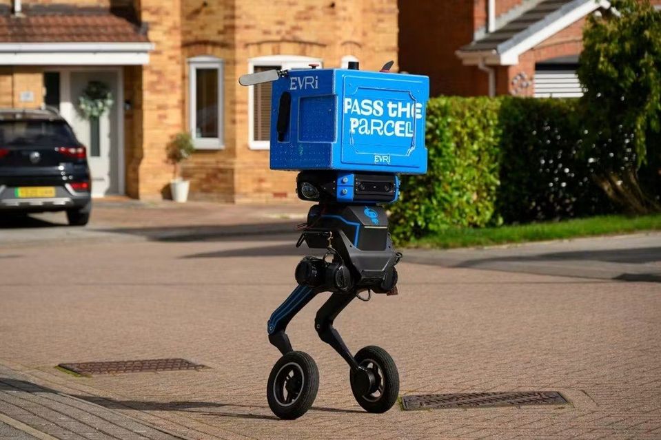 Blauwe tweebenige bezorgrobot van Evri op straat in woonwijk.